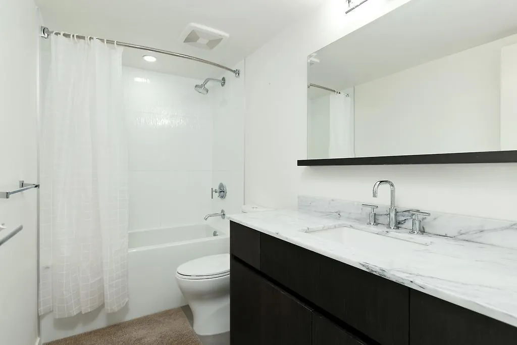 Pristine 2Bdr 2Ba Condominum In Richmond Centre Apartment